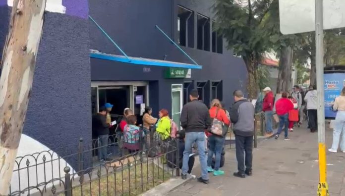 Por falta de servicio, colonos se manifestaron frente al OOAPAS Acueducto