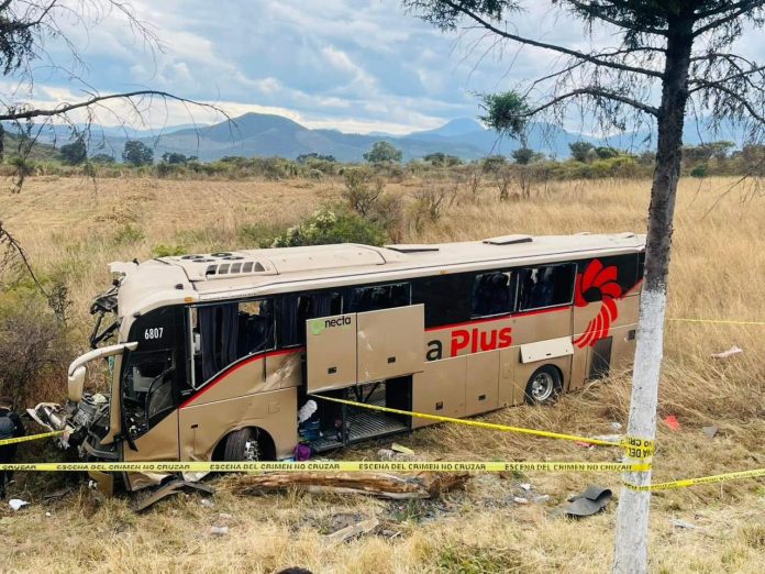 Volcadura de autobús deja 1 muerto y 19 heridos en la México-Guadalajara