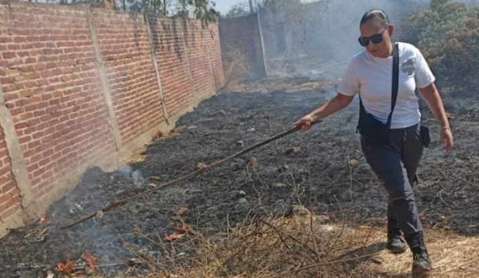 Incendio consume antigua estación de radio en Apatzingán