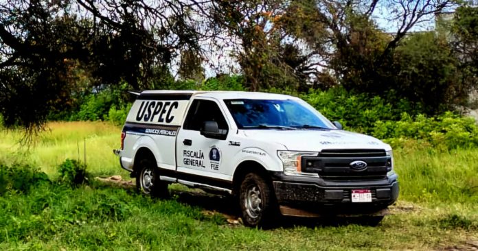 La tarde de este lunes, fue localizado un cadáver encobijado a un costado de la carretera Apatzingán – Presa del Rosario