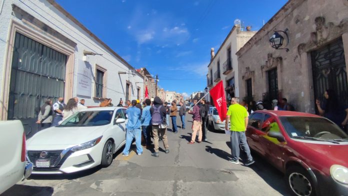 Bloquean vialidad en defensa del Centro Cultural 'Felipe Carrillo Puerto', en Morelia
