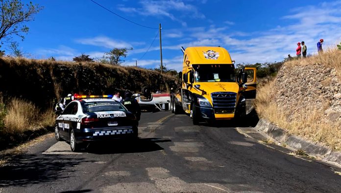 Vuelca camioneta maderera en la Morelia-Atécuaro