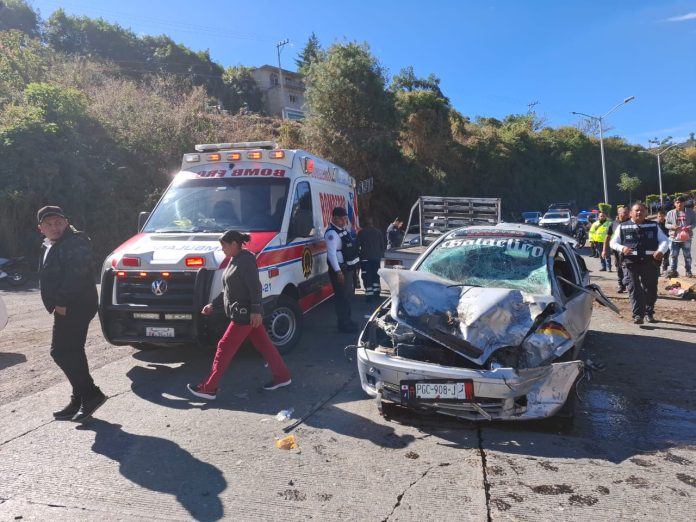 Choque entre camioneta y auto deja 6 heridos en Zitácuaro