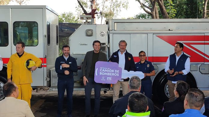 Alcalde entrega camión y equipamiento a Bomberos de Morelia