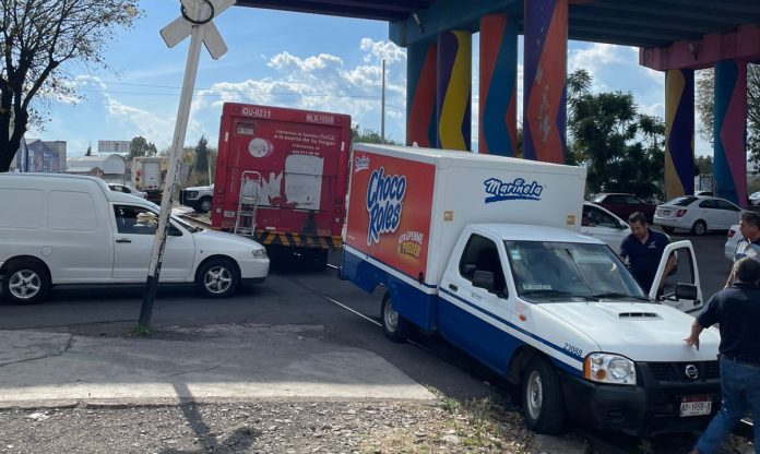 Normalistas atraviesan vehículos en las vías férreas y Av. Madero Poniente de Morelia