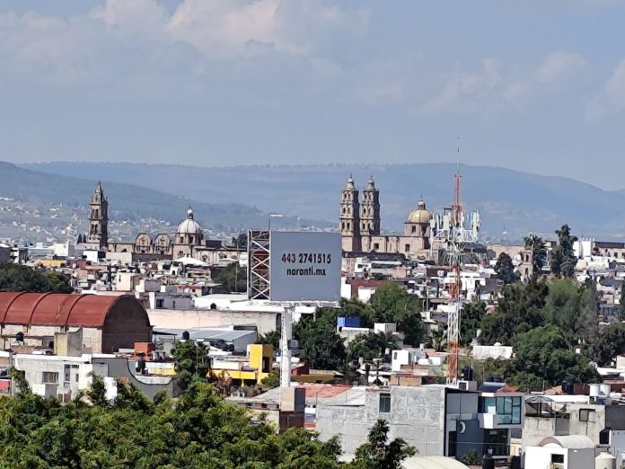 Anuncia ayuntamiento retiro de espectaculares que no están al corriente en Morelia