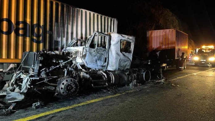 Tráiler se incendia por falla mecánica y perjudica remolque de otro tractocamión en la Siglo XXI