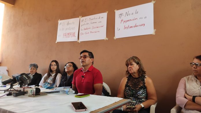 Denuncian vecinos agresiones por evitar que gasolinera demuela banqueta en Santiaguito