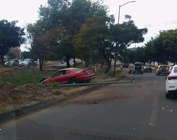 Automovilista choca contra poste en el Periférico de Morelia frente a la Macropalza Automovilista choca contra poste en el Periférico de Morelia frente a la Macropalza