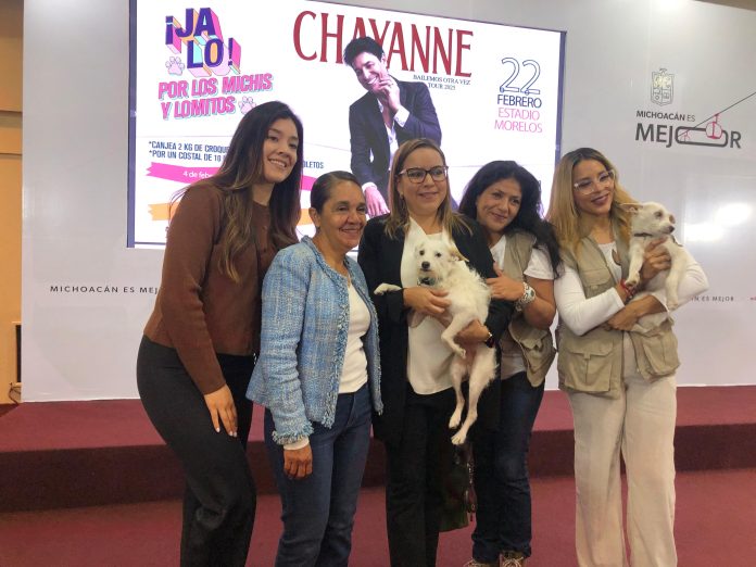 Con la entrega de 2 kilogramos de alimentos para perros o gatos, se podrá obtener un boleto para el concierto que ofrecerá el cantante Chayanne el próximo 22 de febrero, en el estadio Morelos, de la capital michoacana. Ante medios de comunicación, la directora del Instituto de Capacitación para el Trabajo del estado (ICATMI), Paula Espinoza Barrientos precisó que el “canje” comenzará a partir del próximo martes 4 de febrero, hasta que se agoten los boletos, de 10:00 a 17:00 horas, únicamente en las instalaciones del estadio Precisó que se entregarán máximo dos boletos por persona y en el caso de familias, se otorgarán 4 boletos por un bulto de 10 kilógramos, aunque aclaró que todo el alimento deberá estar en óptimas condiciones. “Se entregará un boleto por cada 2 kilos de croqueta cerrada, bien importante que tomemos en cuenta que no puede ser croqueta a granel, no pueden ser bolsas abiertas, no pueden ser croquetas en bolsas de plástico, alimento húmedo, alimento caduco o en envase dañado; antes de entregar la donación se les solicitará que marquen en las bolsas con la leyenda “donativo”, con un plumón, vamos a tachar el código de barras, para darle seguridad a las rescatistas que van a recibir este alimento”. Con la asistencia de algunas rescatistas, la funcionaria precisó que con el alimento se apoyará a cerca de 4 mil perros y gatos de 30 municipios del estado, en los que trabajan 130 refugios y albergues que operan como Asociación Civil El gobernador, Alfredo Ramírez Bedolla consideró que la reventa podría ser “mínima”, ya que el concierto es gratuito y lo que finalmente se busca es generar conciencia sobre la importancia de cuidar a los animales, así como asegurar su alimentación para todo el año. “Lo que buscamos en los Jalo es generar conciencia, Jalos anteriores hemos tenido canje de libros para la cultura de la lectura, se logra el objetivo porque logramos captar, siempre hay una meta y ahora tenemos la meta de poder dotar de alimentos a estos refugios para todo el año de perritos y gatitos, al final la reventa es mínima, no hay, porque son gratuitos; siempre hay quien quiera pasarse de listo y estos conciertos son sin fines de lucro.” Ramírez Bedolla anunció que también se obsequiarán boletos a veterinarios que realicen esterilizaciones de manera gratuita para los animalitos, por lo que anunció que en breve se les hará la convocatoria.