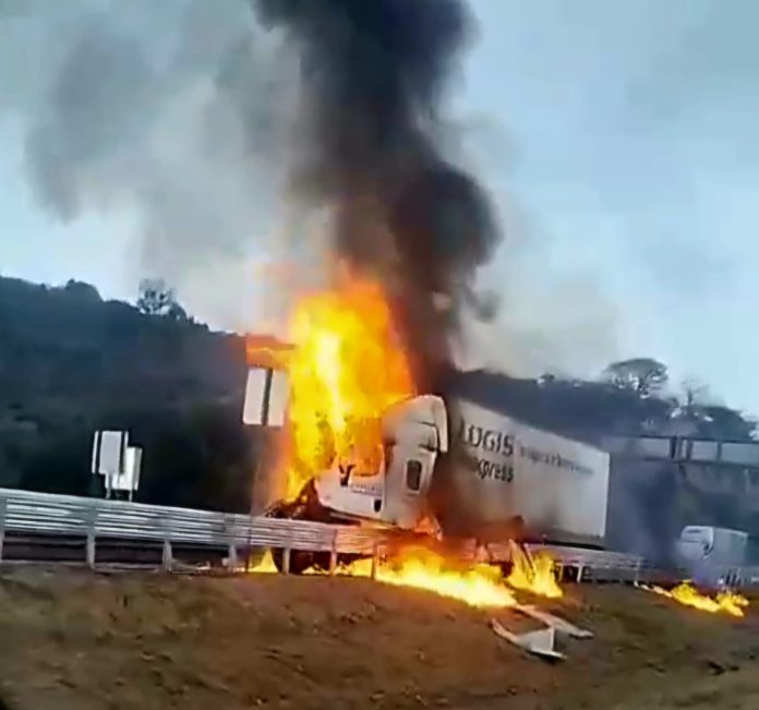 Arde tractocamión en el municipio de Zinapécuaro