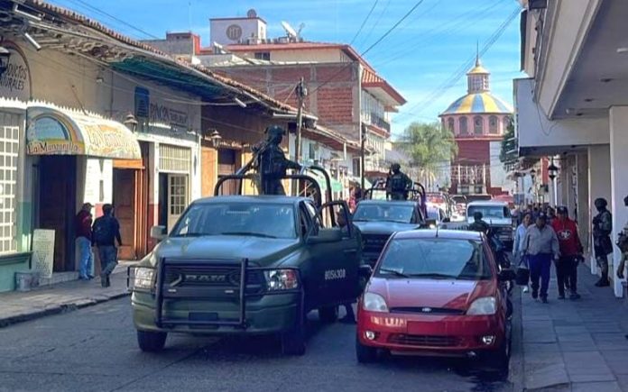 Hombres armados asaltan casa de empeño y tienda de autoservicio en Uruapan