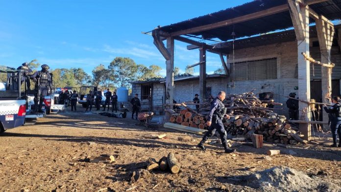Civiles armados atacan a policías de Queréndaro