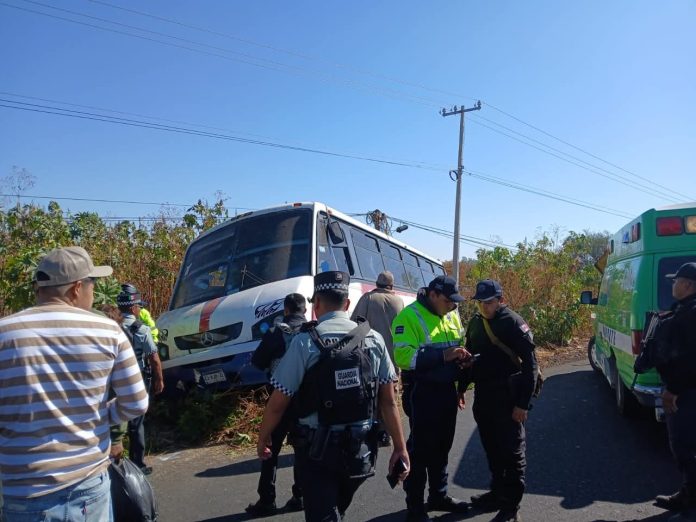 12 lesionados al accidentarse microbús del servició público, en La Piedad