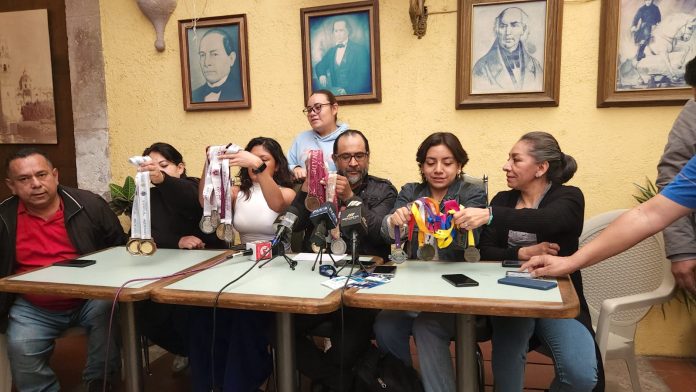 Deportistas y padres de familia denuncia falta de pago en las becas