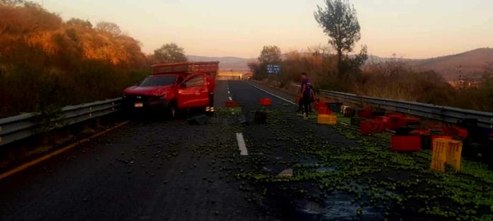 Vuelca camioneta con cargamento de limones en la Morelia-Pátzcuaro Vuelca camioneta con cargamento de limones en la Morelia-Pátzcuaro