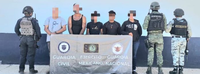 Una de las detenciones se registró cuando los elementos de seguridad realizaban patrullajes de vigilancia en la localidad de La Ruana, en donde tambien decomisaron un arma de fuego calibre 7.62X39 milímetros, 590 cartuchos útiles y nueve cargadores.