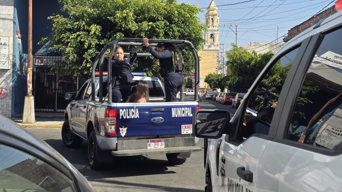 Joven conductora genera varios choques y es detenida la intentar escapar