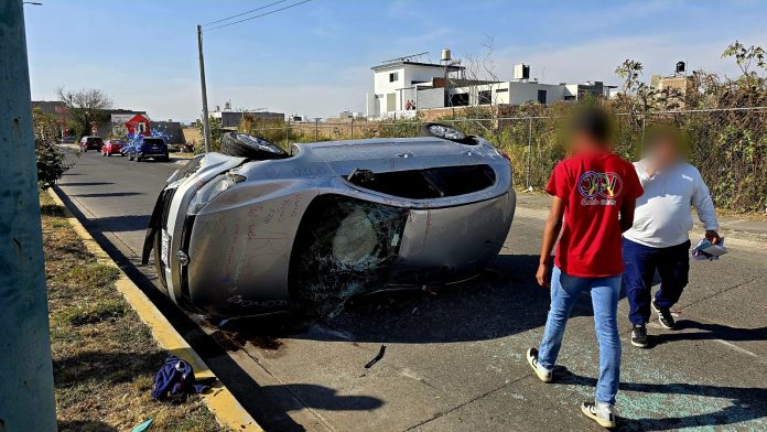 Vuelca automóvil donde viajaban estudiantes