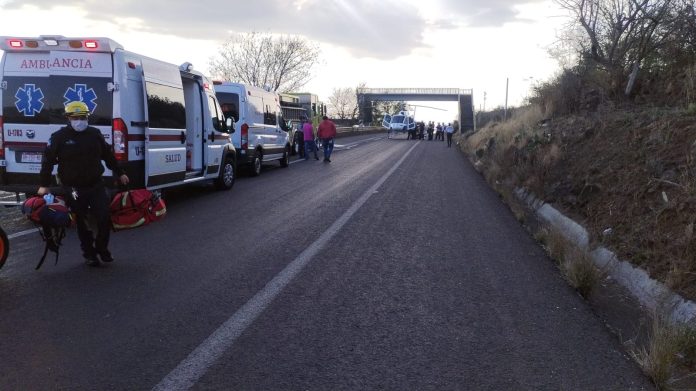 Auto choca contra contención metálica en la Morelia-Pátzcuaro; hay 1 muerto