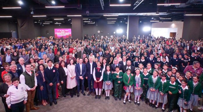 En beneficio de casi 80 mil estudiantes michoacanos de primaria y secundaria, el gobierno del estado entregó los primeros 150 equipos,