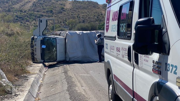 Vuelca camión de carga en la Morelia-Salamanca