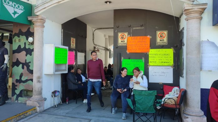 Para exigir pago de adeudos, protestan sindicalizados del COBAEM en Morelia