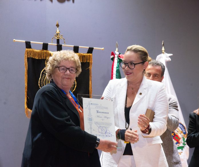 Musa Mayer, recibe por parte de la UMSNH, la Condecoración “Raúl Arreola Cortés” Musa Mayer, recibe por parte de la UMSNH, la Condecoración “Raúl Arreola Cortés”