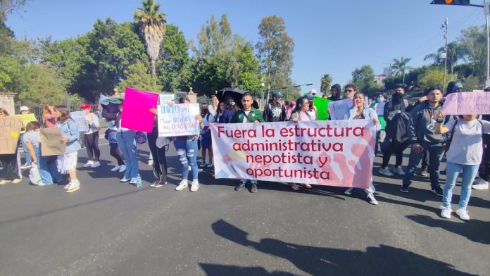 Marchan estudiantes docentes y trabajadores del IMCED, exigen la destitución de la directora