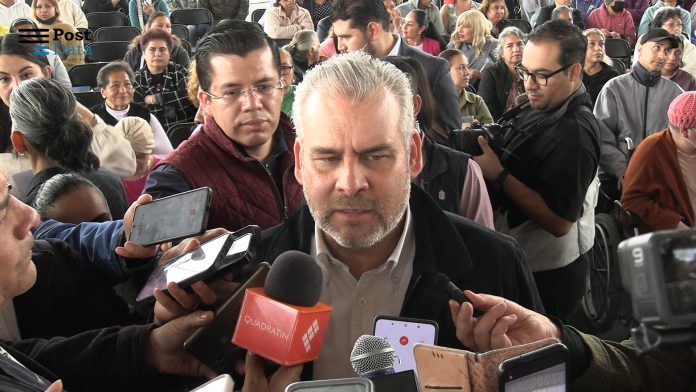 Pese a la violencia que se vive en Michoacán, el gobernador Alfredo Ramírez, rechazó que la atención a este problema sea un pendiente de su gobierno o que se contemple replantear la estrategia de combate a la inseguridad.