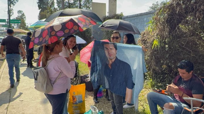 Desde este lunes, michoacanos hacen fila para canjear boletos del concierto de Chayanne Desde este lunes, michoacanos hacen fila para canjear boletos del concierto de Chayanne