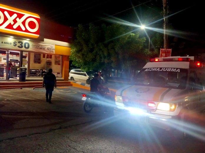 Un hombre joven fue agredido a balazos frente a una tienda Oxxo del municipio de Apatzingán y resultó herido de gravedad, Un hombre joven fue agredido a balazos frente a una tienda Oxxo del municipio de Apatzingán y resultó herido de gravedad,