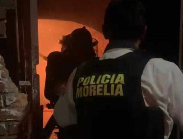Familia resulta intoxicada por humo al incendiarse un domicilio en Morelia