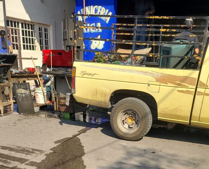 Veladora encendida ocasiona fuerte incendio en carnicería de Buenavista Tomatlán