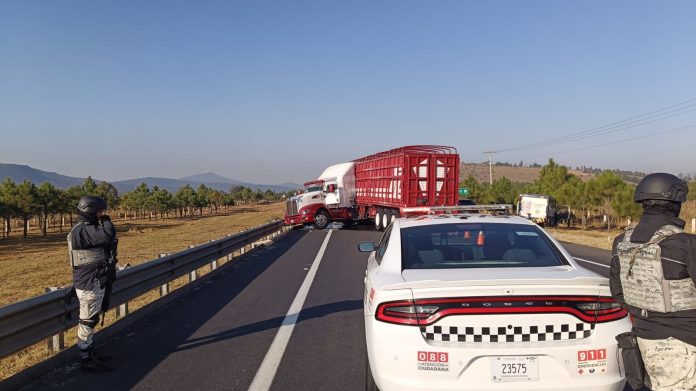 Se registra choque entre camión Jumex y tráiler en la Pátzcuaro-Cuitzeo Se registra choque entre camión Jumex y tráiler en la Pátzcuaro-Cuitzeo