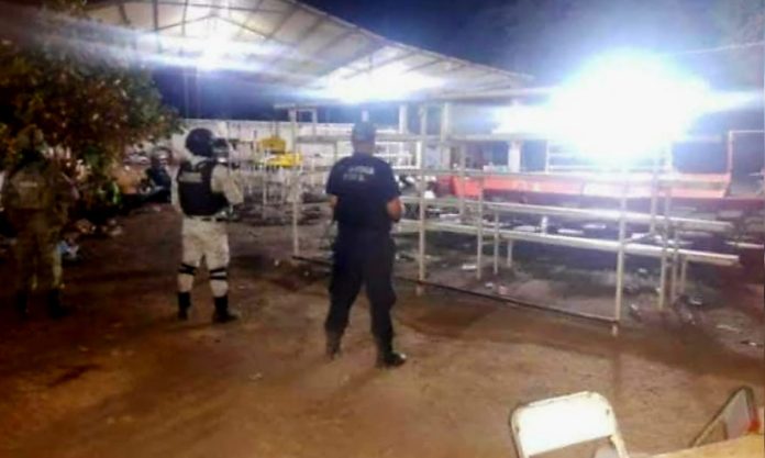 La noche de este domingo, sujetos fuertemente armados irrumpieron en un palenque clandestino en el municipio de Tingambato