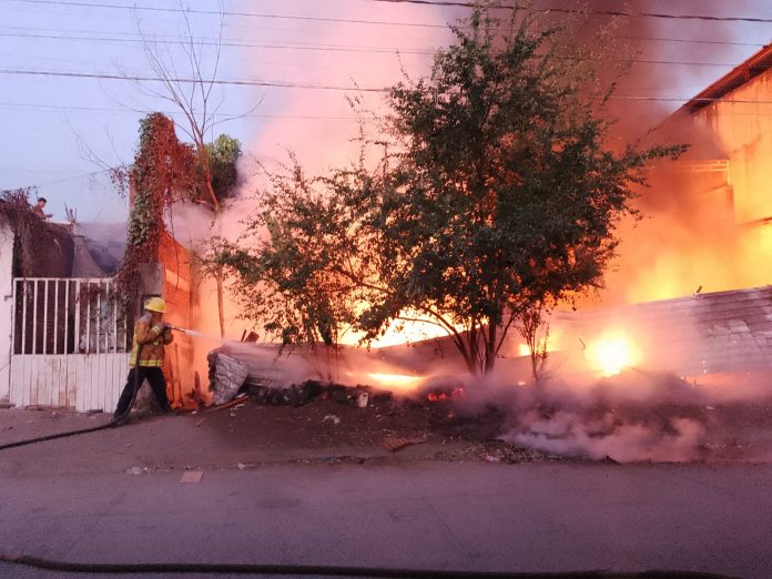 Incendio de maleza en lote baldío de Apatzingán moviliza a los cuerpos de auxilio