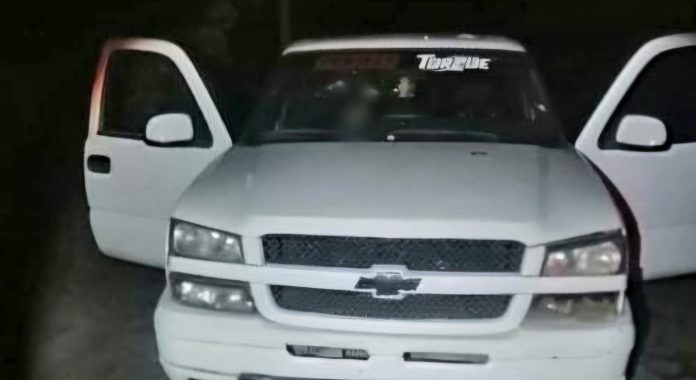 Tío y sobrino son acribillados a balazos a bordo de una camioneta, en Ario de rosales