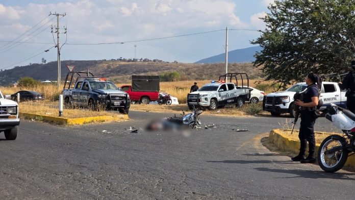 Camioneta embiste a motociclistas, hay un menor muerto y un herido en Jacona