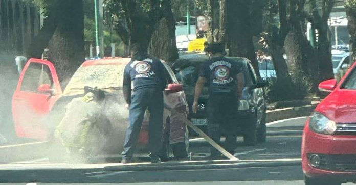 Un automóvil parcialmente se incendió durante la tarde de este martes sobre los carriles centrales del Periférico Paseo de la República,