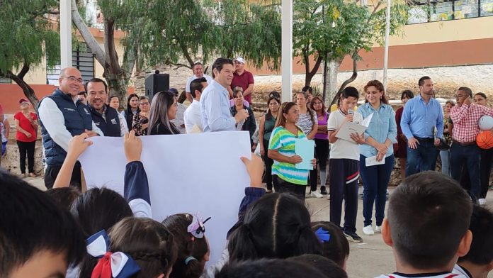 El presidente Alfonso Martínez, refirió que los municipios con apenas el 5 % de los recursos nacionales recaudados, deben cubrir los rubros en educación para poder abonar en la atención de todas las necesidades insatisfechas de los morelianos.
