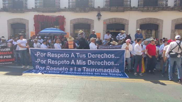 Marcha en defensa de las tradiciones taurinas y peleas de gallos
