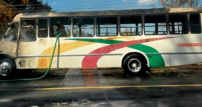 Se incendia camión de pasajeros en Indaparapeo