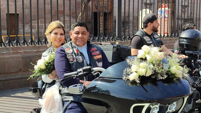 Ramos de flores inundan el Centro Histórico de Morelia el Día del Amor y la Amistad