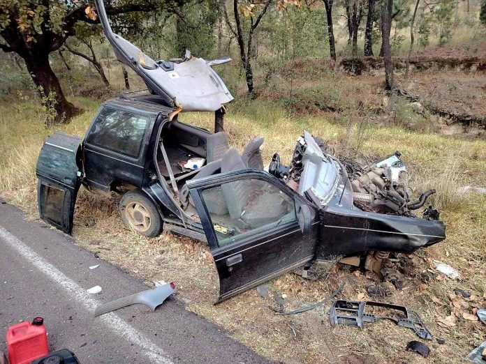 Mueren 2 conductores tras choque entre camioneta y camión de carga, en la región de Hidalgo