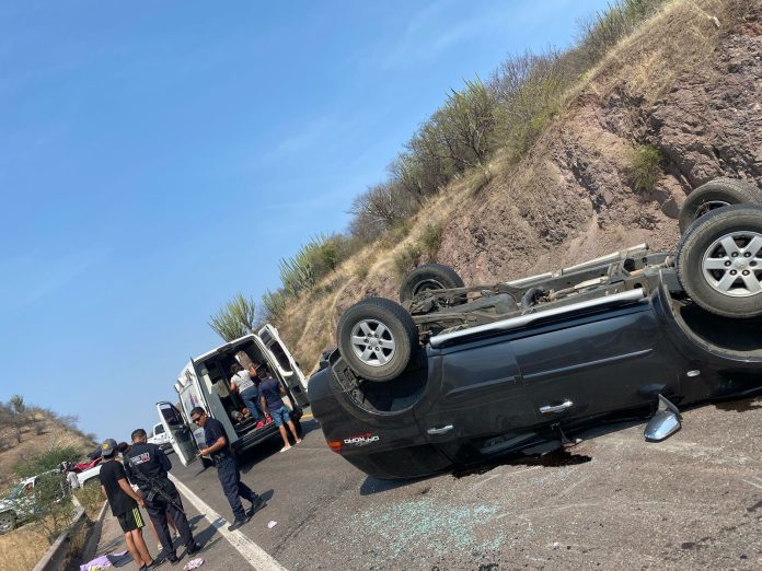 Auto choca contra vaca, remolque de madrina se incendia y una camioneta volcada; todo en la autopista Siglo XXI