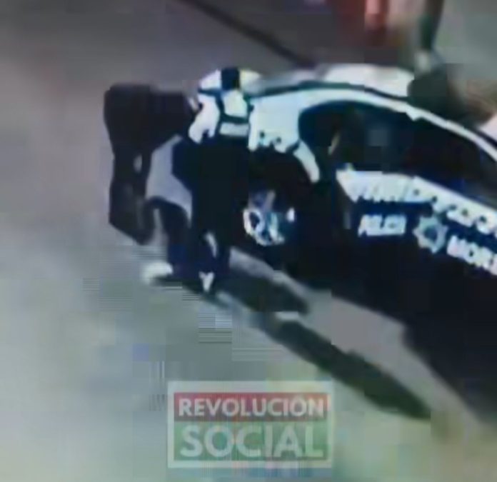 Policía Morelia cesa a dos policías, por violencia desmedida contra un joven
