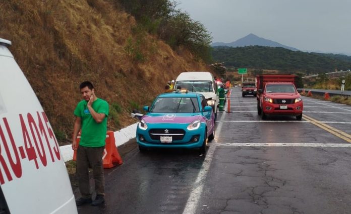 Una camioneta tipo turismo chocó por alcance contra la retaguardia de una tolva, sobre la autopista Siglo XXI,