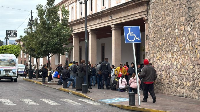 CNTE toma presidencias municipales; insiste en basificación de eventuales