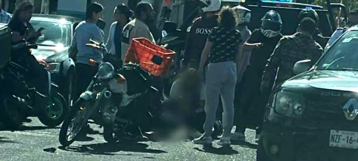 Paramédicos de Atención Médica y Rescate (AMR) otorgaron los primeros auxilios a un joven motociclista que resultó lesionado